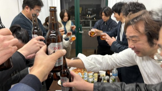 AIナイトラボ参加者による乾杯の様子