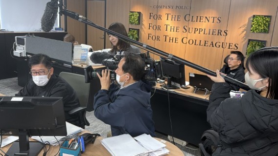 株式会社萬代でのAIコンサルティング打ち合わせにサンテレビの取材クルーが入っている様子