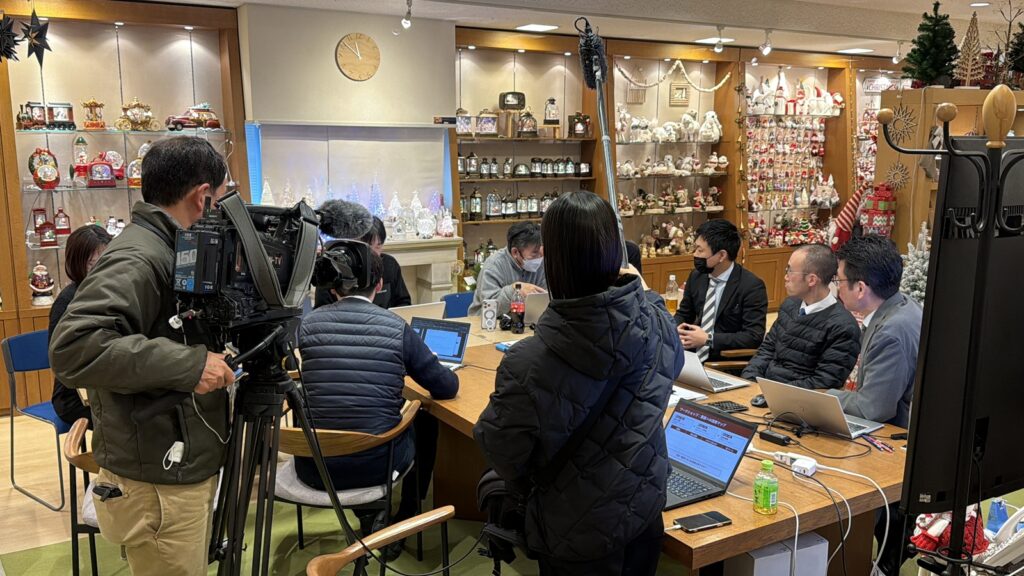 サンテレビの取材クルーがAIゼロイチセミナーの現場を撮影している様子