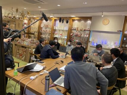 サンテレビの取材クルーがAIゼロイチセミナーの現場を撮影している様子