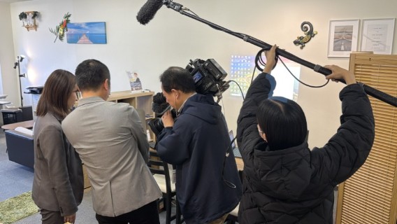 ウェスタナ事務所でサンテレビの取材を受けている様子